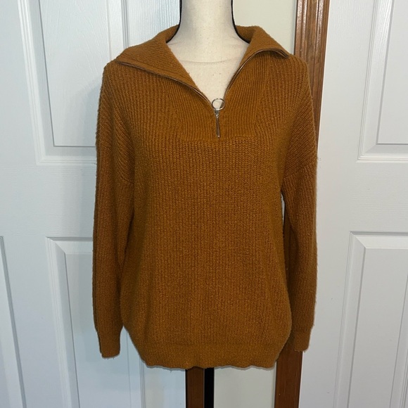 Forever 21 Gold Sweater - Picture 1 of 9